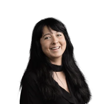 Roberta Leni | Senior Visual Communication Designer Porträt einer lächelnden Frau mit langen schwarzen Haaren vor weißem Hintergrund