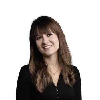 Sara Angerer | Lead Media Planner Porträt einer lächelnden Frau mit braunen Haaren und schwarzem Oberteil