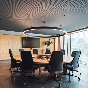 Seminarraum in Südtirol zum Mieten gesucht? Der Brandnamic Campus ist ideal Moderner Besprechungsraum mit rundem Tisch und großen Fenstern