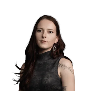 Friederike Losch | Marketing Data Analyst Porträt einer jungen Frau mit langem braunem Haar, Tattoo und Ohrhängern