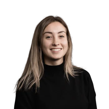 Maria Wieser | Customer Success Manager Porträt einer lächelnden jungen Frau mit langen blonden Haaren und schwarzem Pullover