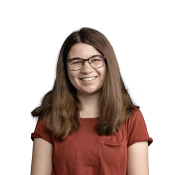 Jessica Hofer | Senior Web Developer Lächelnde junge Frau mit langen braunen Haaren und Brille in rotem T-Shirt