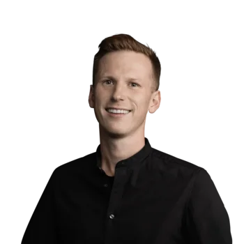 Stephan Kohl | Business Development Manager Porträt eines lächelnden Mannes mit kurzem Haar und schwarzem Hemd