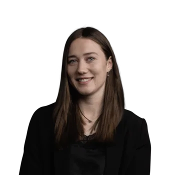 Katharina Mayr | Social Media Ads Manager Porträt einer jungen Frau mit langen braunen Haaren in schwarzer Kleidung