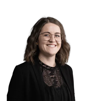 Elisabeth Auer | Senior Customer Success Manager Porträt einer lächelnden Frau mit Brille und schwarzer Bluse vor weißem Hintergrund