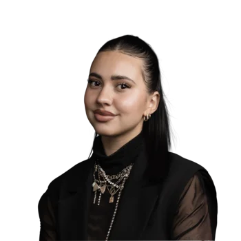 Leni Fink | Social Media Content Creator Porträt einer Frau mit schwarzem Jumpsuit und goldenen Ketten