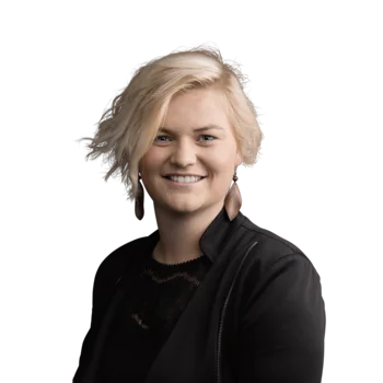 Marion Weissensteiner | Lead Customer Success Management Lächelnde blonde Frau mit kurzen Haaren und schwarzen Kleidern