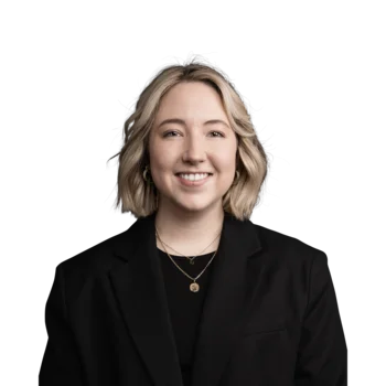 Barbara Pedratscher | Customer Success Manager Porträt einer lächelnden Frau mit kurzem blondem Haar und schwarzem Blazer