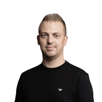 Gernot Weithofer | System Administrator Porträt eines Mannes mit kurzem blonden Haar in schwarzem T-Shirt vor weißem Hintergrund