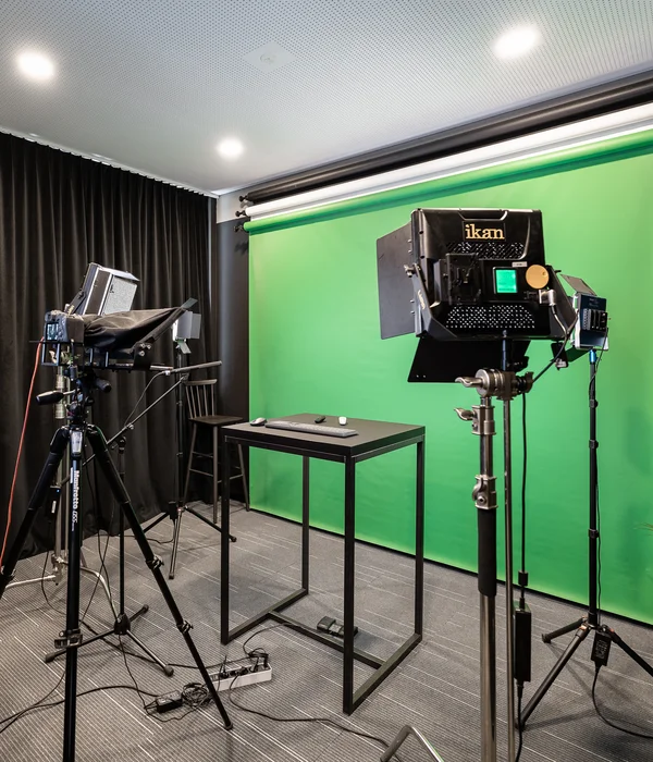 Seminarraum in Südtirol zum Mieten gesucht? Der Brandnamic Campus ist ideal Professionelles Studio mit grünem Hintergrund, Kameras und Beleuchtungsausrüstung