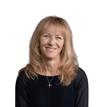 Agnes Putzer | Campus Support Porträt einer lächelnden Frau mit langen blonden Haaren und Kreuzanhänger