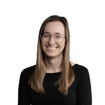 Teresa Mayr | Senior Media Planner Porträt einer lächelnden Frau mit Brille und langem braunem Haar in schwarzem Oberteil