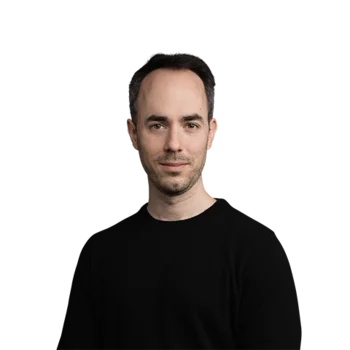 Philipp Rajkovic | Revenue Operations Manager Porträt eines Mannes mit kurzem dunklem Haar und schwarzem Pullover