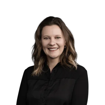 Kristin Sylvester | Senior Customer Success Manager Porträt einer lächelnden Frau mit lockigem Haar und schwarzem Hemd