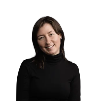 Anastasia Haller | Junior Web Developer Frau mit braunen Haaren und schwarzem Rollkragenpullover lächelt freundlich