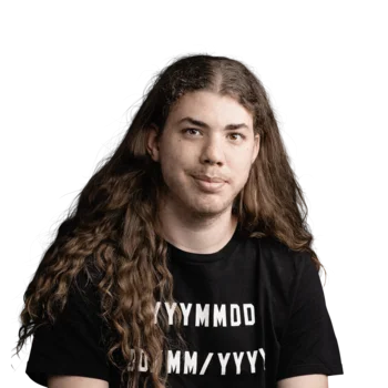 Mattia Dorigatti | System Administrator Junger Mann mit langen lockigen Haaren und schwarzem T-Shirt vor weißem Hintergrund