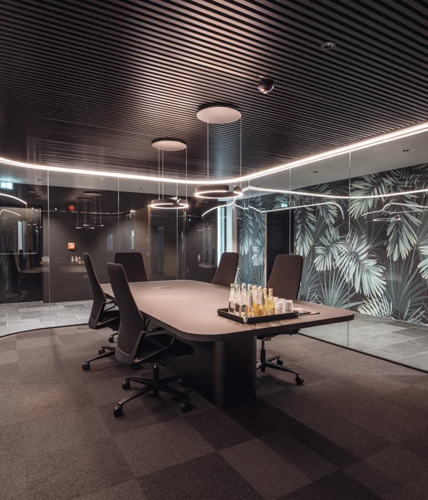 Seminarraum in Südtirol zum Mieten gesucht? Der Brandnamic Campus ist ideal Moderner Konferenzraum mit großem Tisch, Stühlen und Pflanzenwand