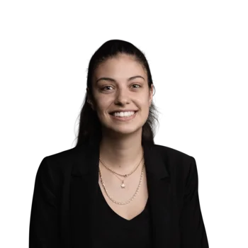 Alessandra Cadamuro | Senior Customer Success Manager Porträt einer lächelnden jungen Frau mit schwarzem Sakko und Halsketten