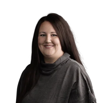 Barbara Reiner | Senior Software Developer Porträt einer Frau mit langem dunklem Haar und grauem Pullover