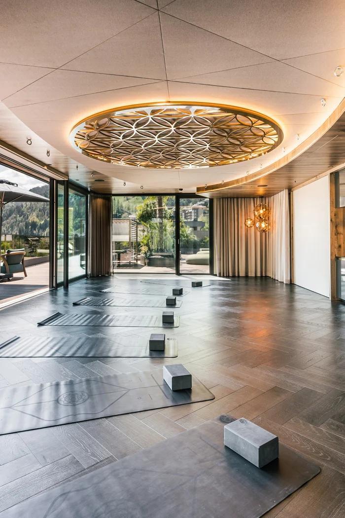 Brandnamic: Hotellösungen von Hospitality-Experten Heller Yogaraum mit Matten und Blöcken vor großen Fensterflächen