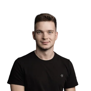 Jonas Wieser | Software Developer Porträt eines jungen Mannes mit kurzem Haar, schwarz T-Shirt und neutralem Hintergrund