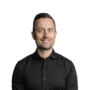 Dietmar Pattis | Head of Administration & HR Porträt eines lächelnden Mannes mit kurzen Haaren und schwarzem Hemd