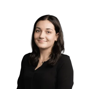 Vera Klammer | Junior Social Media Ads Manager Porträt einer lächelnden jungen Frau mit schwarzen Haaren und schwarzem Oberteil