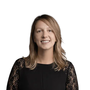 Stephanie Senn | Lead Accounting Porträt einer lächelnden Frau mit braunen Haaren und schwarzer Spitze