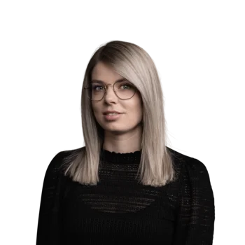 Elena Lanthaler | Senior Cooperation Groups Manager Porträt einer Frau mit Brille und blondem mittellangem Haar in schwarzem Pullover