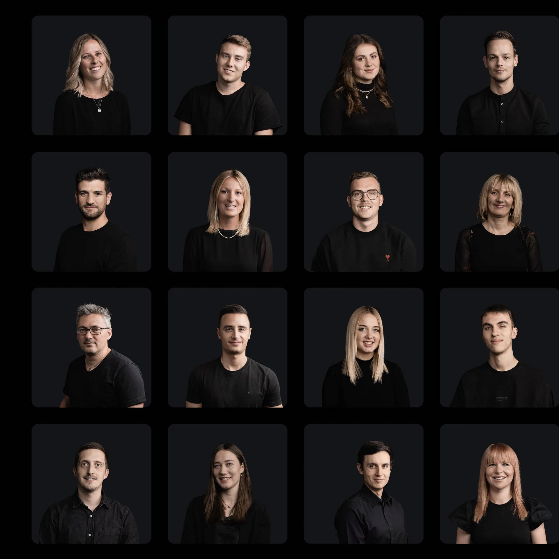 Das Brandnamic Team: Expertise und Know-how Porträts von 16 Personen vor dunklem Hintergrund, alle tragen schwarze Kleidung