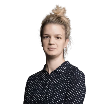 Katharina Vieider | Senior Content Manager Porträt einer Frau mit gepunkteter Bluse und hochgestecktem Haar