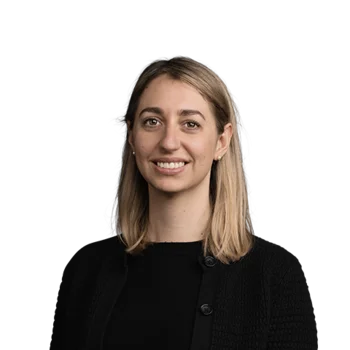 Cornelia Hintner | Accounting and Administration Porträt einer lächelnden Frau mit schulterlangem blondem Haar und schwarzer Kleidung