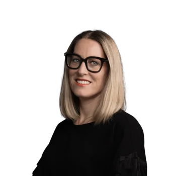 Stefanie Bohle | Division Manager Academy Porträt einer lächelnden Frau mit blonden Haaren und schwarzen Brillen