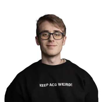 Dominik Puner | Tracking Manager Porträt eines jungen Mannes mit Brille und schwarzem Pullover vor weißem Hintergrund