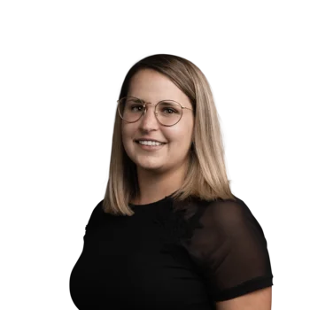 Verena Polli | Senior Customer Success Manager Porträt einer lächelnden Frau mit Brille und schwarzem Shirt vor weißem Hintergrund