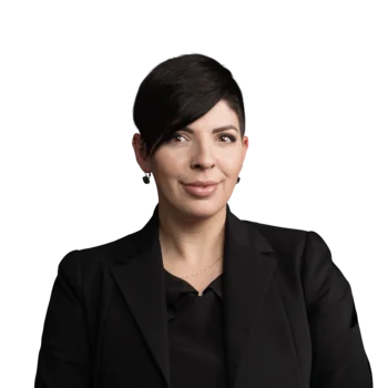 Jana Höllrigl | Senior Customer Success Manager Porträt einer Frau mit kurzem schwarzen Haar und schwarzem Anzug vor weißem Hintergrund