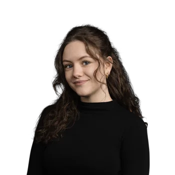 Bettina Leitner | Junior Customer Success Manager Software Porträt einer jungen Frau mit langen lockigen Haaren und schwarzem Pullover