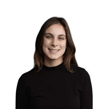 Emma Fulterer | Project Planner Frau mit braunen Haaren und schwarzem Oberteil lächelt in die Kamera