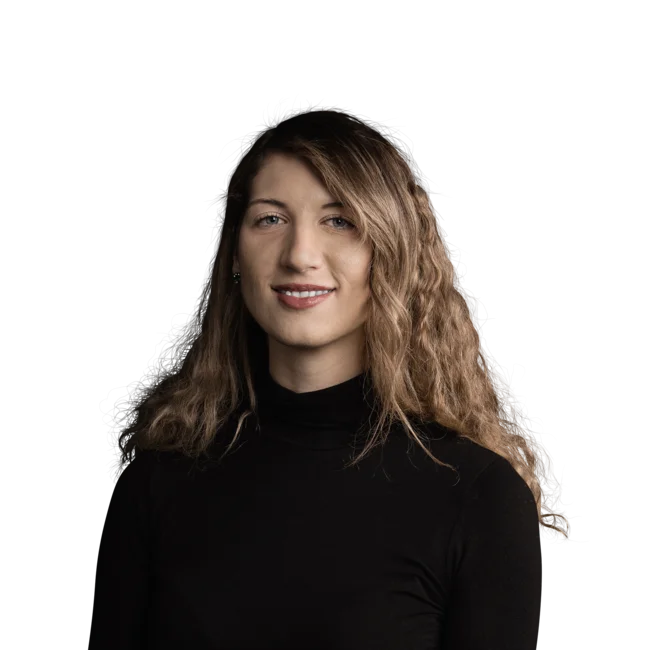 Irene Ferrara Ritratto di donna sorridente con capelli ricci e dolcevita nero