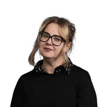 Evelyn Wieser | Marketing Strategist & Senior Copywriter Porträt einer Frau mit kurzen dunklen Haaren und Brille in schwarzem Hemd