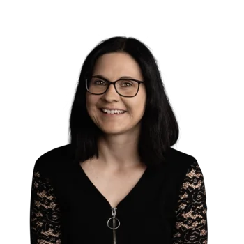 Marion Leitner | Accountant Porträt einer lächelnden Frau mit schwarzen Haaren und Brille vor weißem Hintergrund