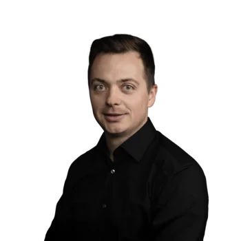 Patrick Brunner | M&A & Assistant CEO Porträt eines Mannes mit schwarzem Hemd vor weißem Hintergrund