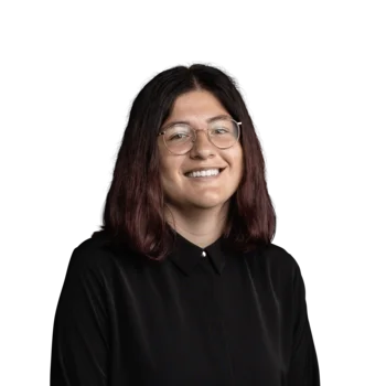 Miriam Pircher | Proofreader & Copywriter Porträt einer lächelnden Frau mit Brille und schwarzem Hemd vor weißem Hintergrund