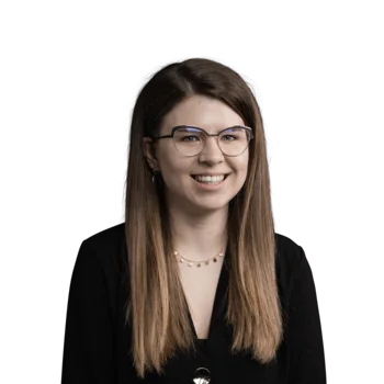 Johanna Ranigler | Senior Customer Success Manager Junge Frau mit Brille und langem Haar, lächelnd vor weißem Hintergrund