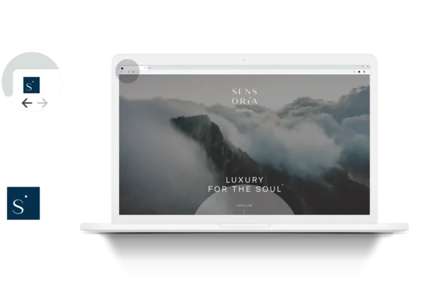 Brandnamic: Hotellösungen von Hospitality-Experten Laptop mit Webseite von Sensoria Dolomites und Slogan Luxus für die Seele