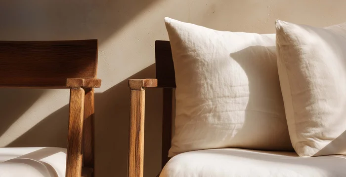 Marketing per hotel – la vostra agenzia di marketing per hotel in Alto Adige Sedia in legno con cuscini bianchi illuminata dalla luce naturale