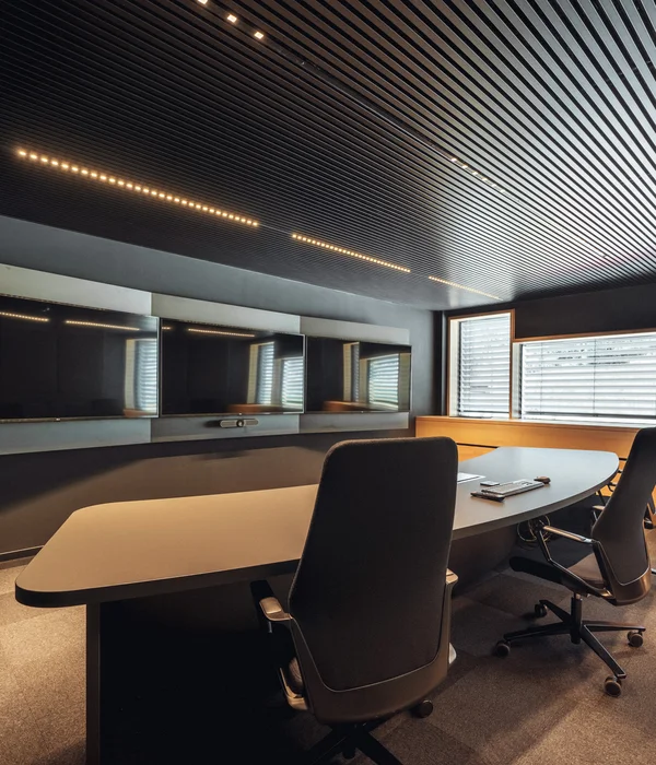 Seminarraum in Südtirol zum Mieten gesucht? Der Brandnamic Campus ist ideal Modernes Besprechungszimmer mit großen Bildschirmen und ergonomischen Stühlen