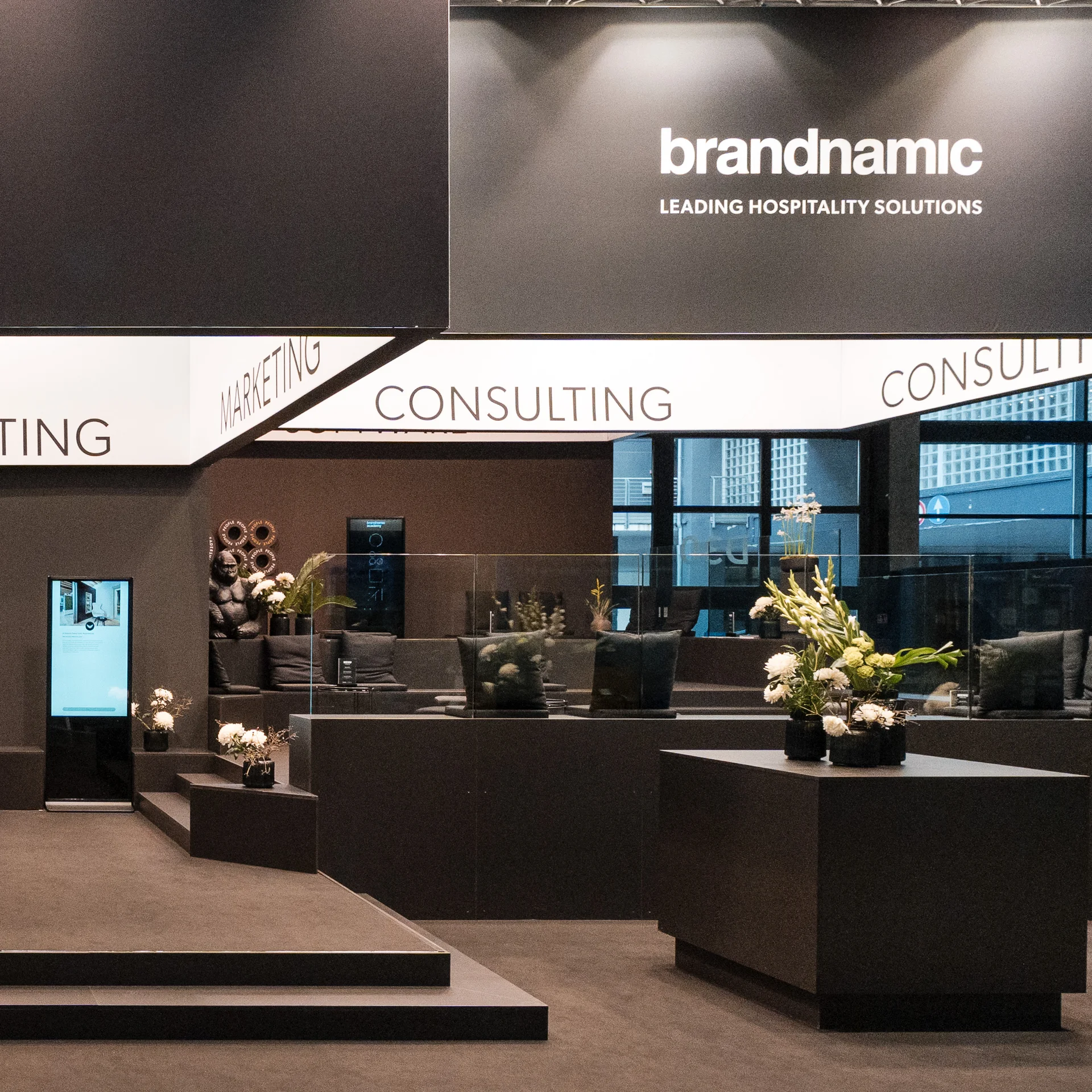 Hotel Messe Stand fieristico moderno di brandnamic con design nero e cubi illuminati