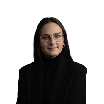 Franziska Premstaller | Customer Success Manager Porträt einer Frau mit schwarzem Blazer und Brille vor weißem Hintergrund