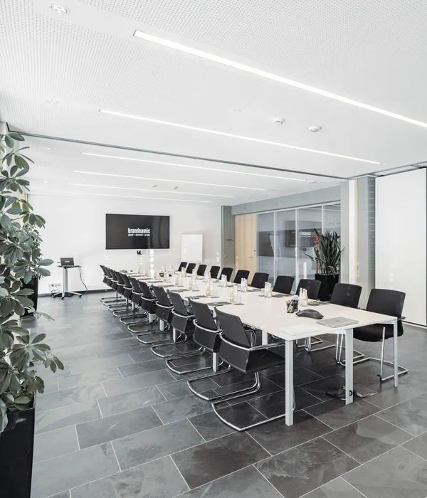 Seminarraum in Südtirol zum Mieten gesucht? Der Brandnamic Campus ist ideal Moderner Konferenzraum mit großem Tisch und schwarzen Stühlen